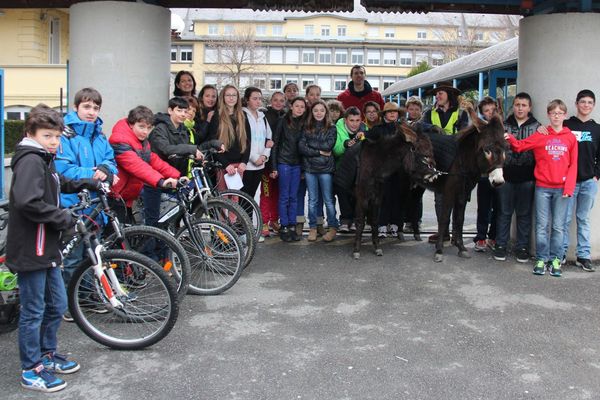 la classe de 6eme 1 du collège Blanche Odin à Bagnères de Bigorre, leurs professeurs, les ânes et les parents, le jour de l'opération "empreinte Carbone"