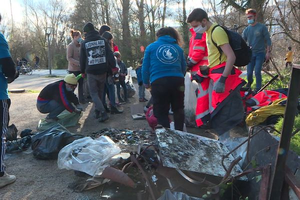 Une centaine de bénévoles ont arpenté les berges du Rhône au nord de Lyon, pour ramasser un maximum de déchets, plastiques et autres, dimanche 7 février.