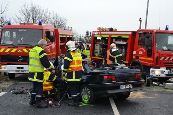 C'est sur la D906, que l'accident mortel a eu lieu ce samedi matin. Ici la Peugeot de l'automobiliste décédé