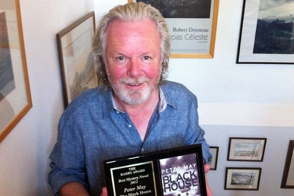 L'écrivain Peter May a reçu plusieurs prix pour ses romans, comme ici en 2013.
