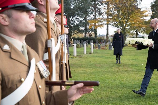 La Première ministre britannique et son homologue Belge se sont rendus au cimetière de Mons.