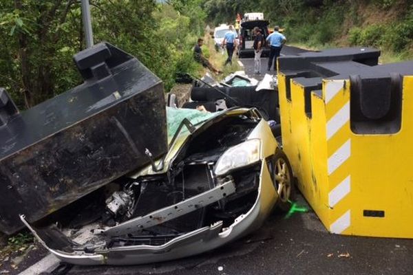 Le chargement du camion est tombé sur une voiture sur la D13 à Taussac-la-Billière le 22 août 2018