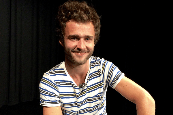 Valentin Clerc sur la scène du théâtre des Copiaus à Chagny.