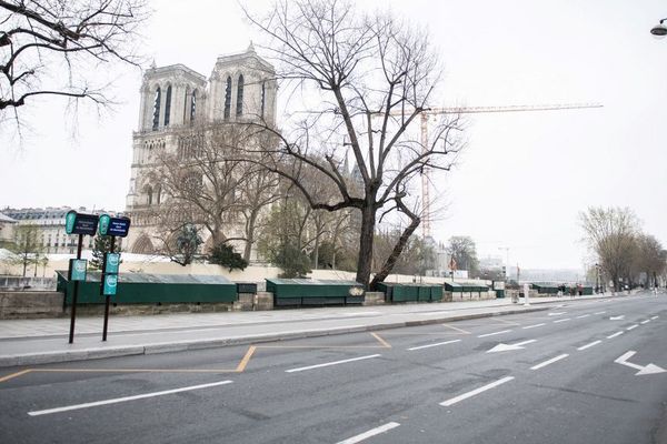 A quelques jours des un an de l'incendie de la cathédrale Notre-Dame, les fidèles catholiques fêteront la Pâques confinés.