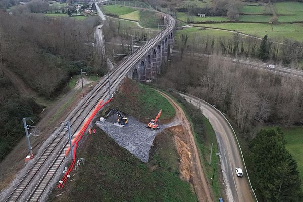 Depuis le 9 novembre et le glissement de tout un talus, SNCF Réseau a engagé d'importants travaux pour consolider cette ligne qui relie Toulouse à Tarbes.