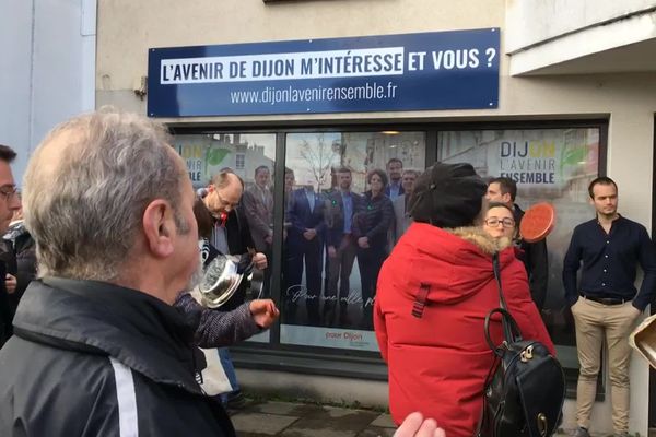 Les manifestants étaient devant le local de campagne du candidat LREM pour Dijon, Sylvain Comparot