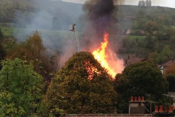 D'importants moyens en hommes et en matériel ont été nécessaires pour éteindre l'incendie qui s'est déclaré en centre-ville d'Aurillac mardi après-midi.