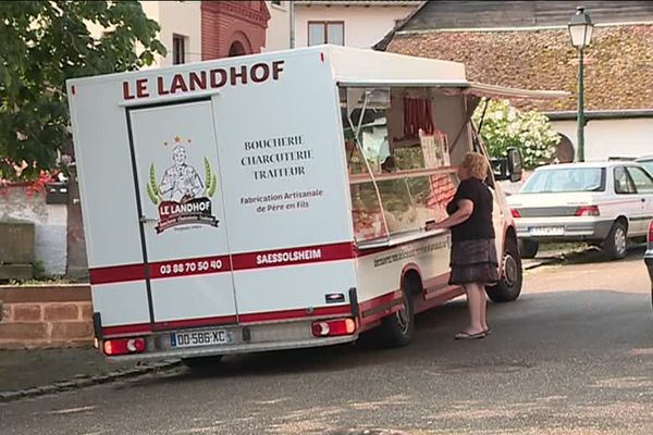 Le boucher ambulant sillonne les villages pour vendre ses produits.