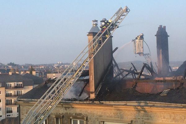 L'incendie a ravagé les combles d'un immeuble à Fougères