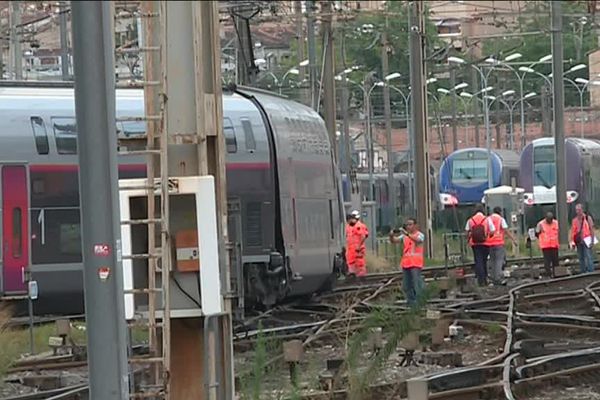 Le train a déraillé à l'entrée de la gare, il roulait à 27 km/H