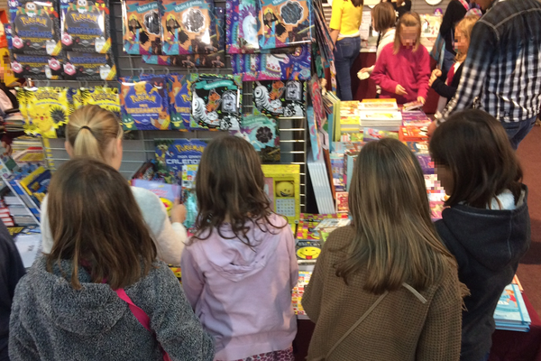 De jeunes lecteurs devant des livres du festival du livre de jeunesse de Rouen le vendredi 1er décembre 2017