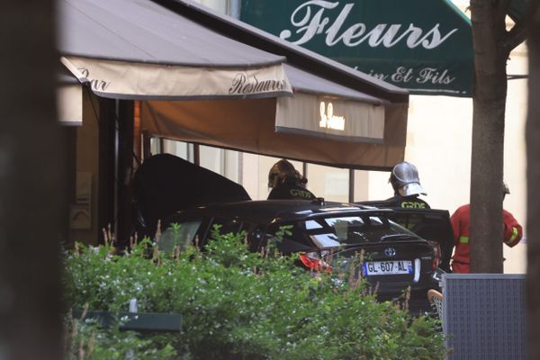 Une voiture s'est encastrée dans une terrasse à Paris.