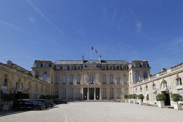 L'Elysée ouvre ses portes aux Français qui veulent rendre hommage à l'ancien président Jacques Chirac.