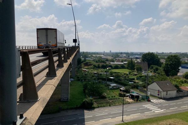 Le pont de Calix permet le bouclage du boulevard périphérique nord de Caen, au-dessus de la vallée de l'Orne. Il est le deuxième plus long pont du Calvados après le pont de Normandie.