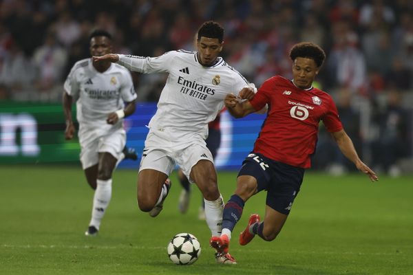 Tiago Santos à la lutte avec Jude Bellingham du Real Madrid, le 2 octobre 2024, au stade Pierre Mauroy de Lille. Le latéral nordiste, blessé, est indisponible plusieurs mois.