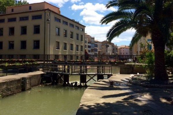 La passerelle sur le canal de la Robine à Narbonne d'où le corps a été repéré.