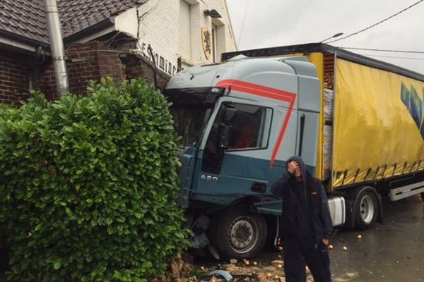 Le camion qui s'est encastré dans l'estaminet à Hondeghem.