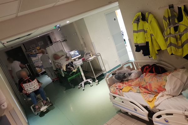 Plus d'un mois après l'affaire du "garage" des urgences de l'hôpital de Langres, le personnel soignant n'a d'autre choix que de prendre en charge les patients dans les couloirs, faute de place.