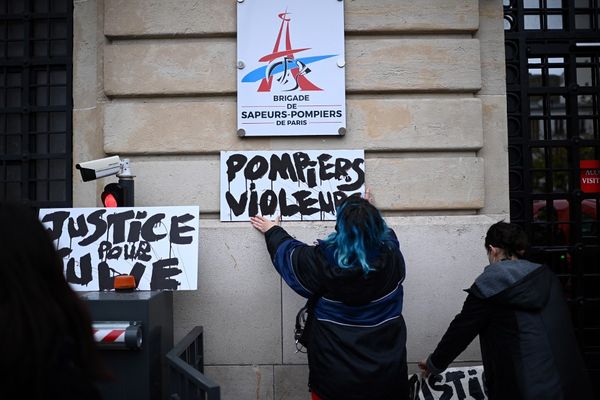 Des militantes du mouvement Les Colleuses "demandent justice pour Julie qui a été violée par 20 pompiers" lors d'une manifestation le 13 décembre 2020.