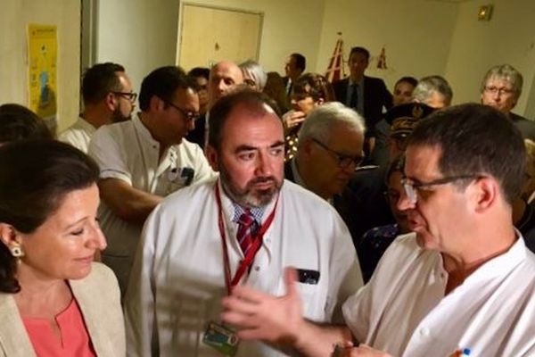  Agnès Buzin en compagnie du Dr François Braun, pendant la visite du service des urgences de l'hôpital de Metz.