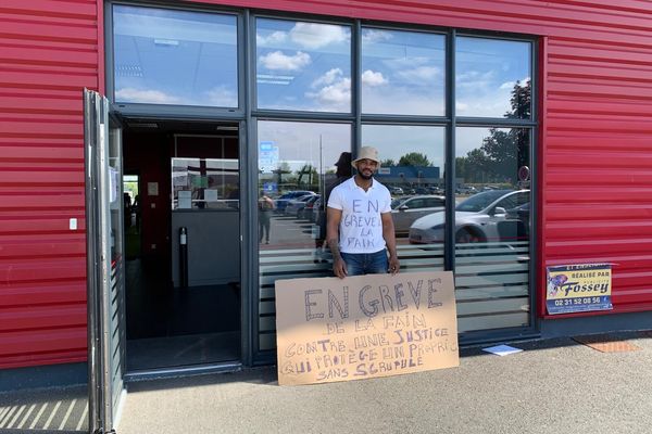 Le champion de bodybuilding Antony Bessala a entamé une grève de la faim, jeudi 11 juillet, pour résoudre les problèmes infiltrations d'eau qui érodent sa salle de sport.