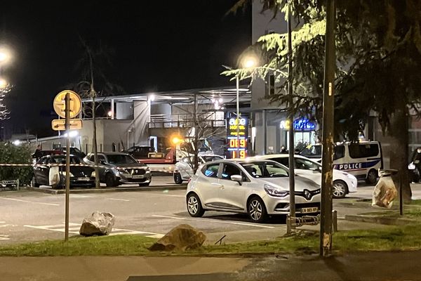 A la nuit tombée, les enquêteurs étaient toujours sur place pour effectuer leurs investigations. (Une fusillade a eu lieu vers 16h sur le parking du KFC de Vénissieux ( Métropole de Lyon). Deux personnes ont été blessées et ont été prises en charge en urgence absolue. Le ou les auteurs ont pris la fuite et n'ont pour l'heure pas été identifiés. )