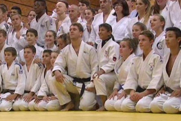 Loïc Pietri, au centre, bien entouré par les judokas niçois. 