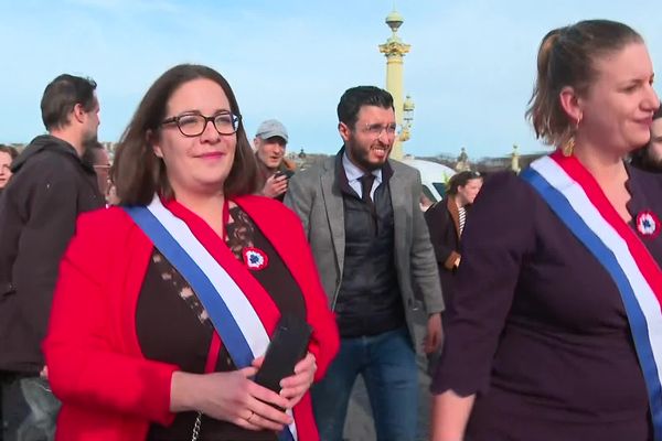 Des élus de la NUPES ont rejoint le cortège de manifestants qui s'est réuni devant l'Assemblée Nationale ce jeudi 16 mars. A  gauche, Ségolène Amiot, députée de la Loire-Atlantique, est présente pour contester la décision du gouvernement.