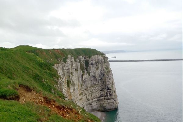 Sue la Côte d'Albâtre, non loin d'Etretat, les falaises du Cap d'Antifer conserveront toute la journée un horizon très nuageux.