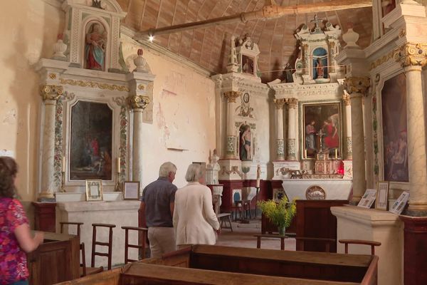 La restauration du retable et des autels latéraux a constitué la deuxième phase de la renaisse de l'église de Comblot