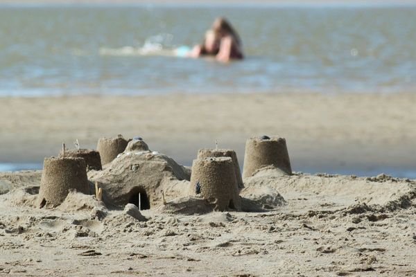 Si l'eau est trop froide, préférez les châteaux de sable...