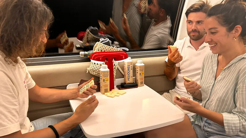 Hugo à gauche, Adrien et Margot ont joué pendant plus de trois heures au domino dans la voiture-bar.