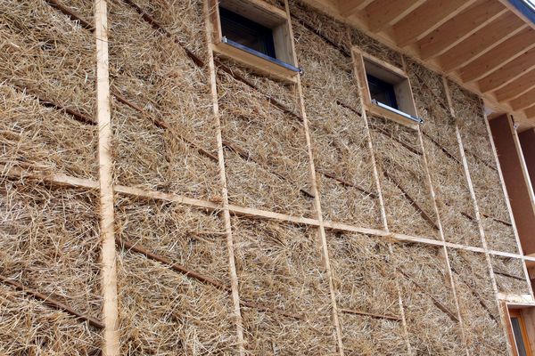 Une maison ossature bois et isolation en paille.