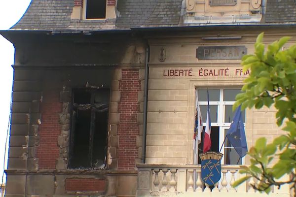 Une trentaine de jeunes cagoulés ont enflammé l'hôtel de ville de Persan. Vision de tristesse ce samedi 1er juillet au matin, pour les habitants.