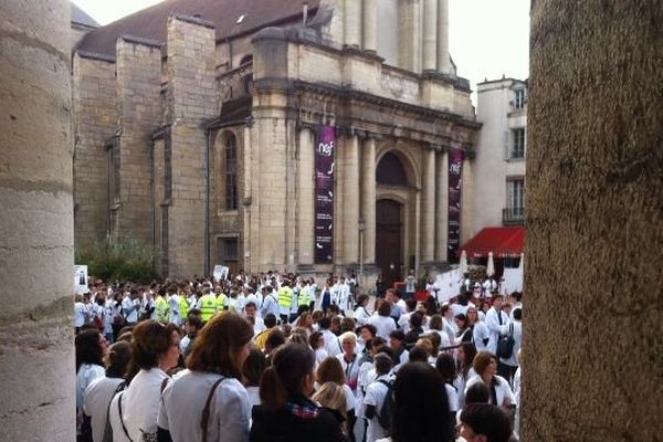 Pharmaciens, huissiers, etc, les professions libérales ont manifesté à Dijon contre un projet visant à réformer les professions réglementées mardi 30 septembre 2014. 