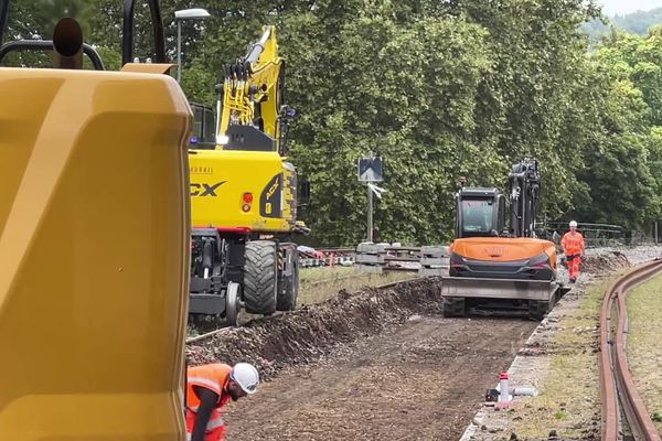 Dix millions d'euros. L'État et la région Nouvelle-Aquitaine financent la maintenance de la ligne Limoges Angoulême. Avec dix kilomètres de travaux entre Limoges et Aixe-Sur-Vienne, les voyageurs vont devoir prendre le bus jusqu'à mi-décembre.