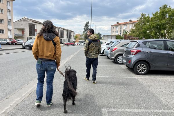 Anne-Sophie et Jonathan, éducateurs de rue, font très souvent le tour du quartier avec la chienne, Moon.