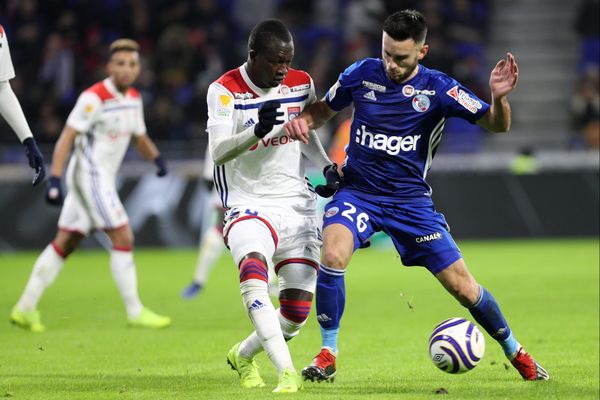 Adrien Thomasson (d) à la lutte avec le Lyonnais Pape Diop (g) lors du match de quarts de finale de Coupe de la Ligue entre l'Olympique Lyonnais et le Racing Club de Strasbourg Alsace