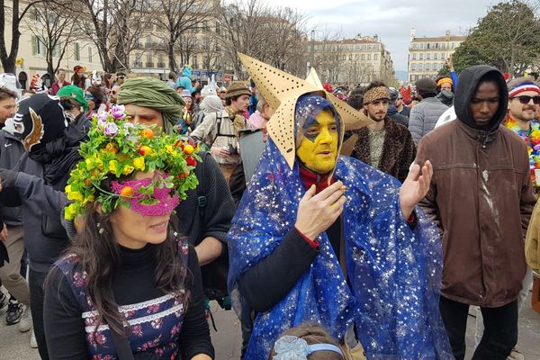 Carnavaliers lors de la 23e édition du Carnaval autogéré de La Plaine