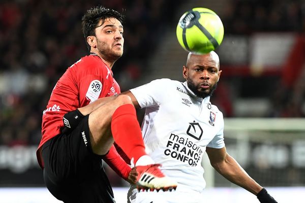 Le nouveau milieu guingampais Clément Grenier opposé au milieu caennais Baissama Sankoh lors du match de L1 au stade du Roudourou à Guingamp - 10/02/2018