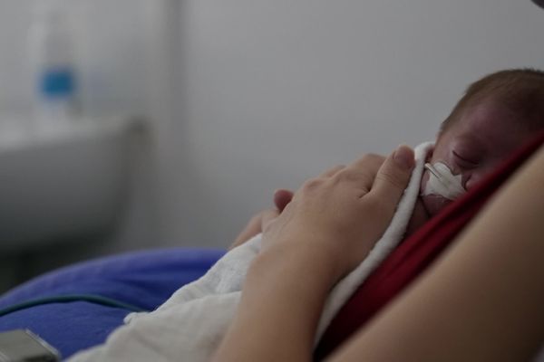 En chambre 6, une unité de soins intensifs du CHU de Toulouse, les parents sont encouragés à pratiquer le peau à peau avec leur bébé. C'est à dire à maintenir le contact, poitrine contre poitrine.