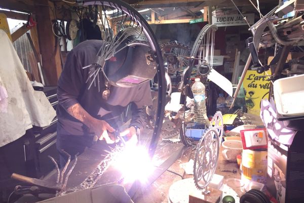 Dans son atelier, Lucien Jalu désosse et transforme des vélos usagés en œuvres d’art.