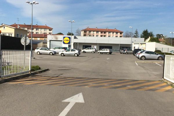 Le parking du supermarché où a eu lieu la bagarre