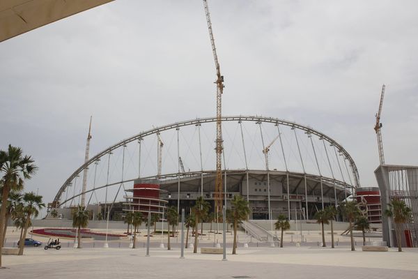 Le Khalifa Stadium en construction accueillera des matchs de Coupe du monde de Football en 2022. Les conditions de constructions sont particulièrement difficiles, et les stades devront être climatisés, à l'air libre.