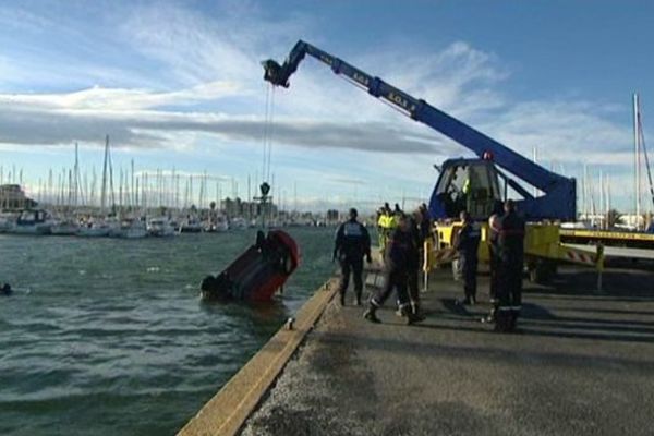 La voiture tombée dans le port de Cnat