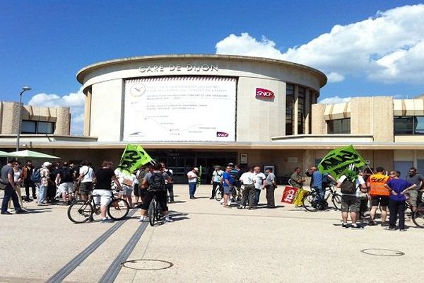 Quelques dizaines de cheminots et d'intermittents se sont réunis en fin de matinée Cour de la Gare à Dijon