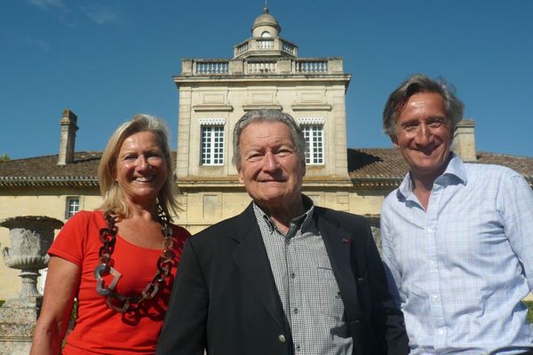 André Lurton au château Bonnet à Grézillac en Gironde, entouré de ses enfants Christine et Jacques Lurton.