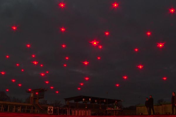 L'ancien hippodrome transformé en "aérodrone" le temps d'un spectacle nocturne.