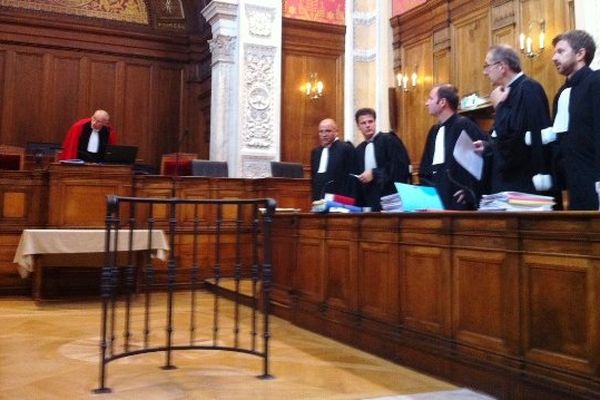 Cours d'assises du Rhône, les avocats des six prévenus (à droite de l'image)- Lyon le 15/09/2014