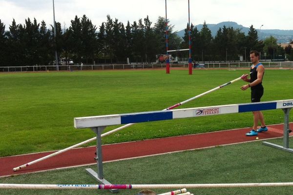 Le champion de saut à la perche était au Stadium Jean Pellez à Aubière, où il a fait part de ses ambitions en août à Zurich : remporter un troisième titre européen.